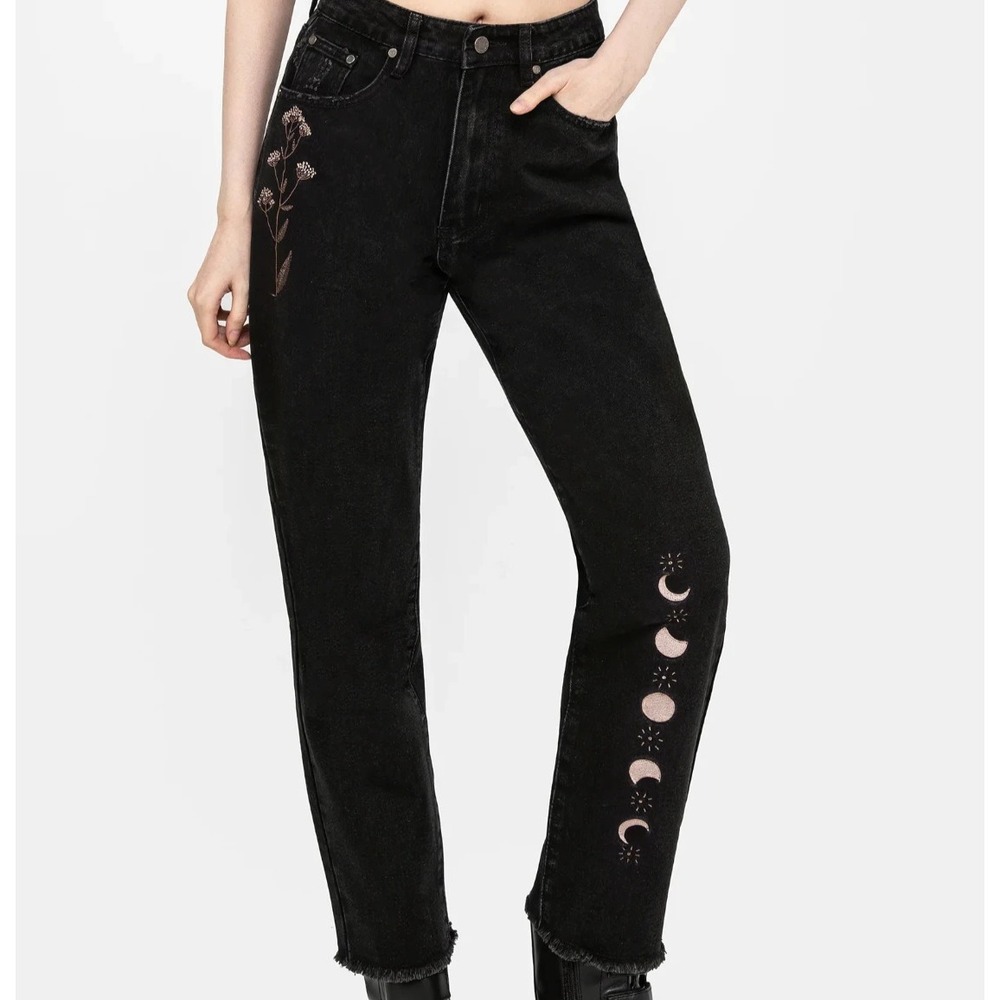 NWT DISTURBIA Griffinfly Embroidered Distressed Black Denim Mom Jeans 26 waist
